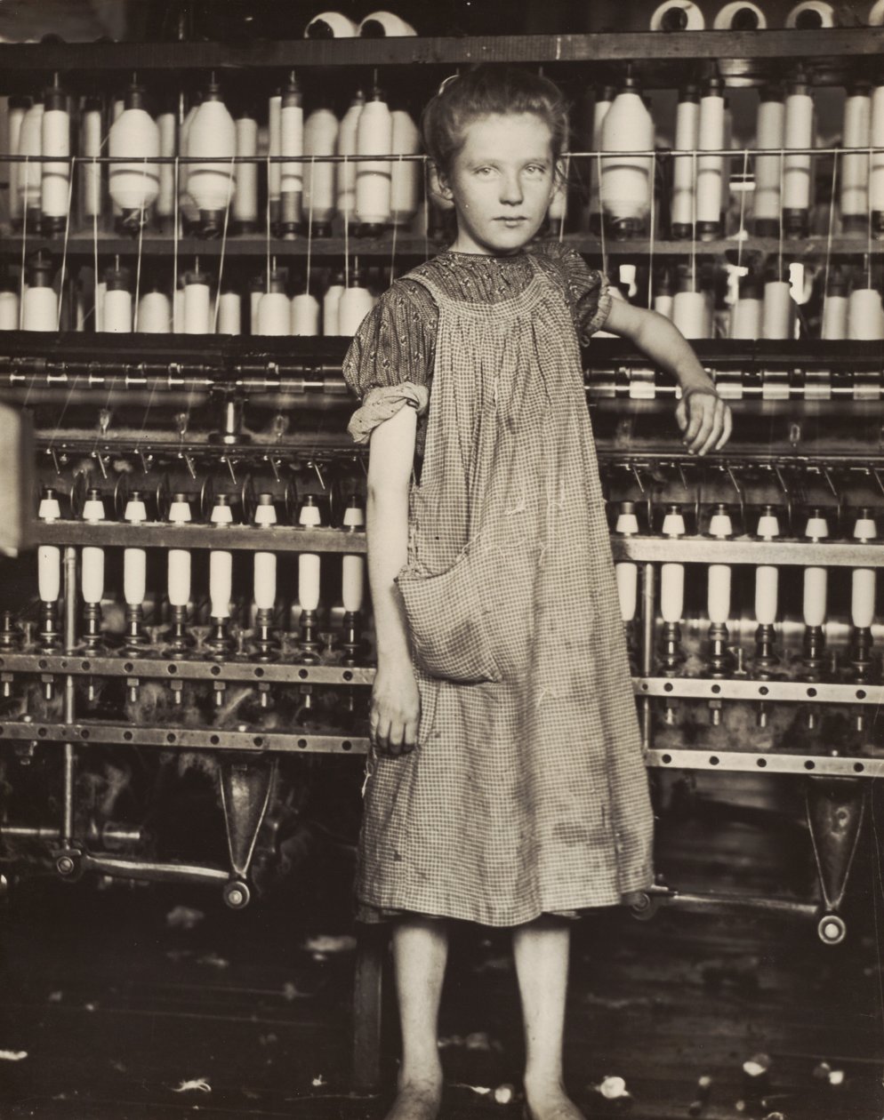 Addie Card, 12 år gammel. Spinner i bomullsfabrikk, North Pownal, Vermont av Lewis Wickes Hine