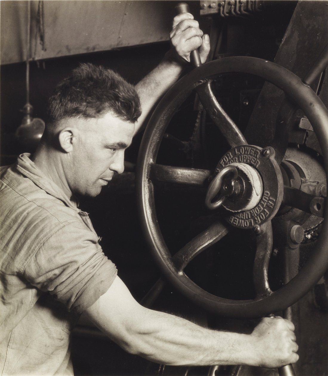 An Industrial Design: Pennsylvania Rubber Co. at the Control Wheel of a Great Calendar - Making Auto Dekk, 1920-tallet, trykt 1930-tallet av Lewis Wickes Hine