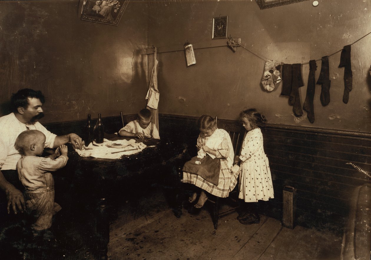 Annie Fedele jobber med hekling på kjøkkenet i leiligheten sin i Sommerville, Massachusetts av Lewis Wickes Hine