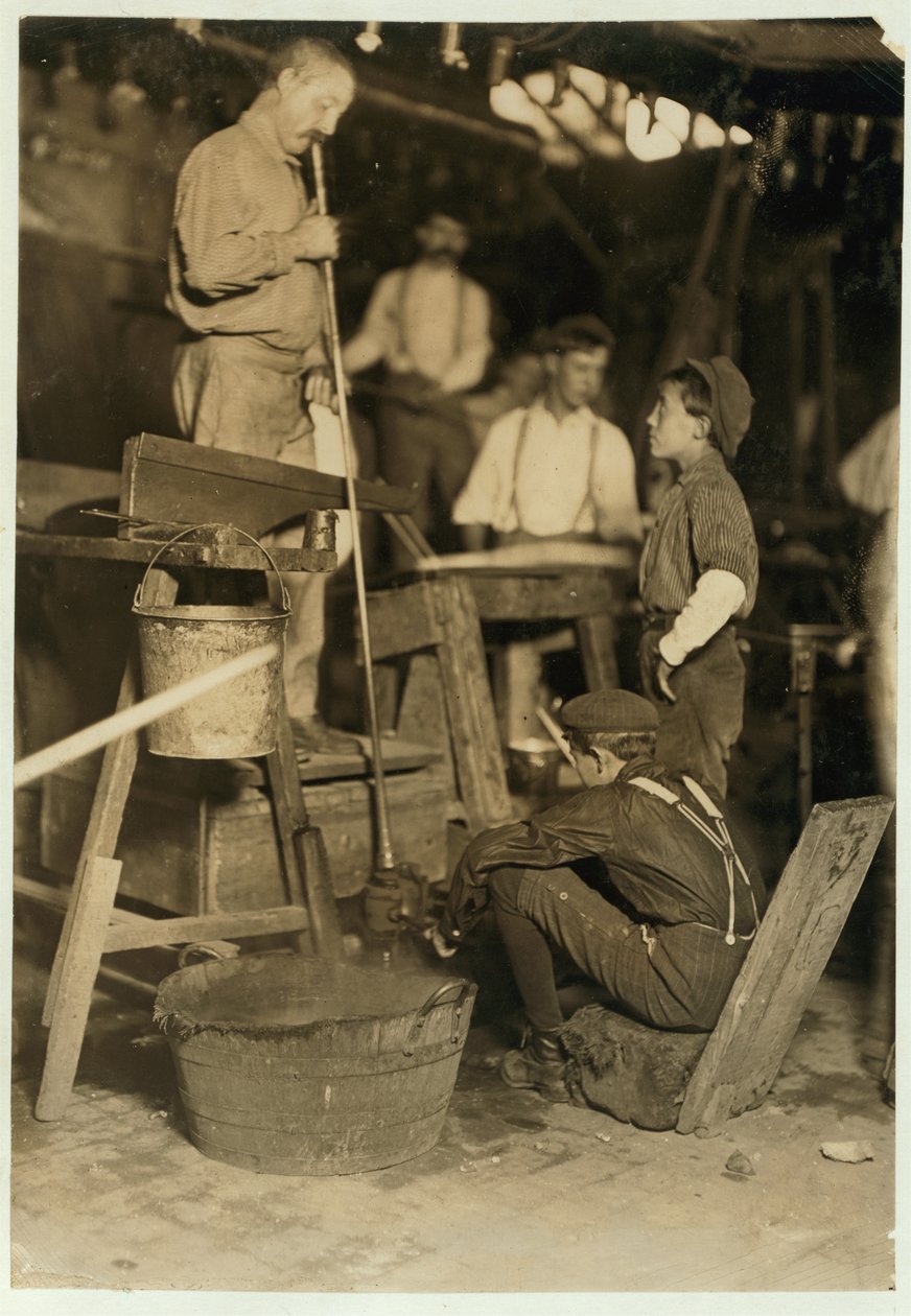 Blower and mold boy ved Seneca Glass Works, Morgantown, West Virginia, 1908 av Lewis Wickes Hine