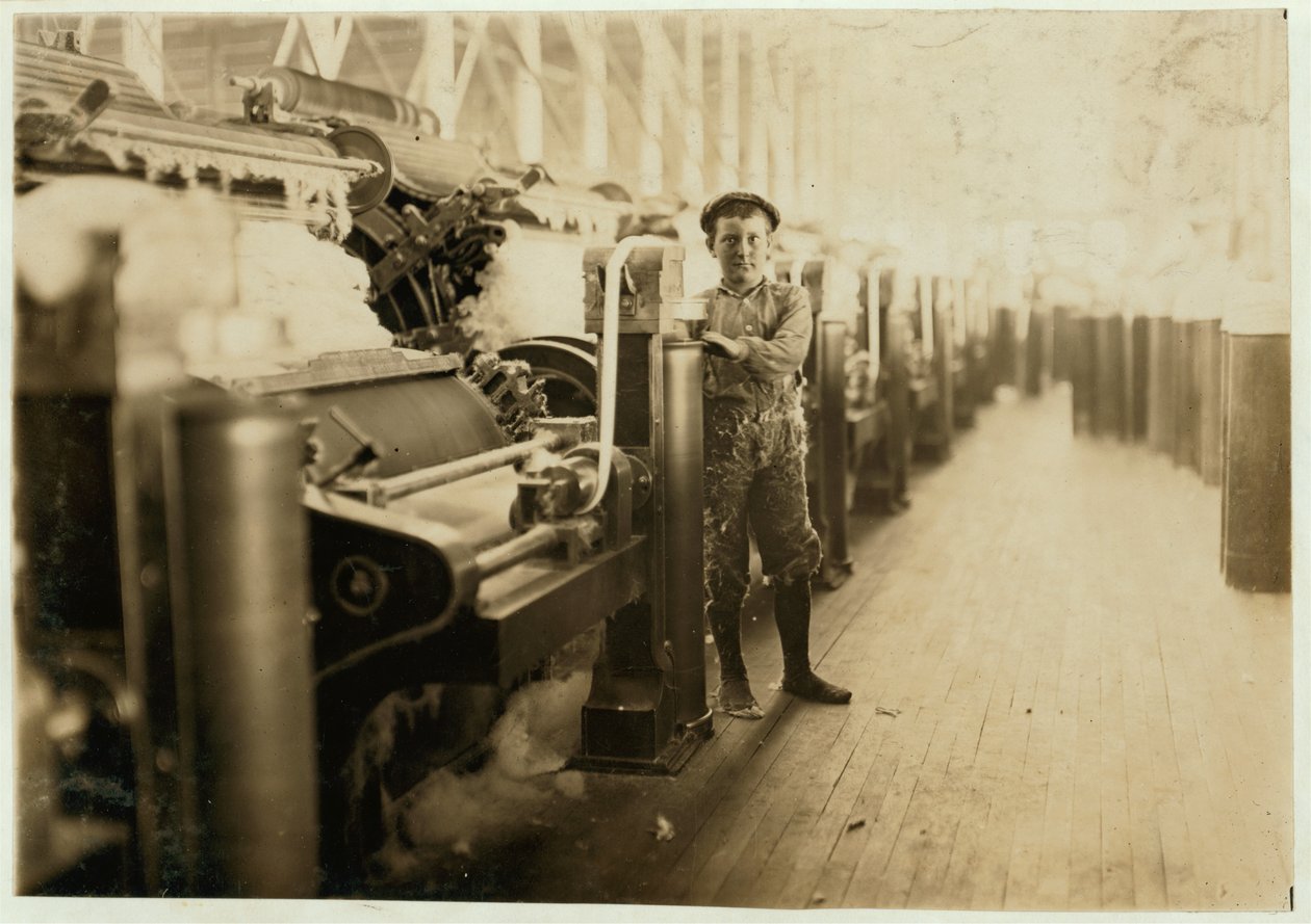 Guttefeier ved kardemaskiner ved Lincoln Cotton Mills, Evansville, Indiana i strømpefot på et glatt gulv, 1908 av Lewis Wickes Hine