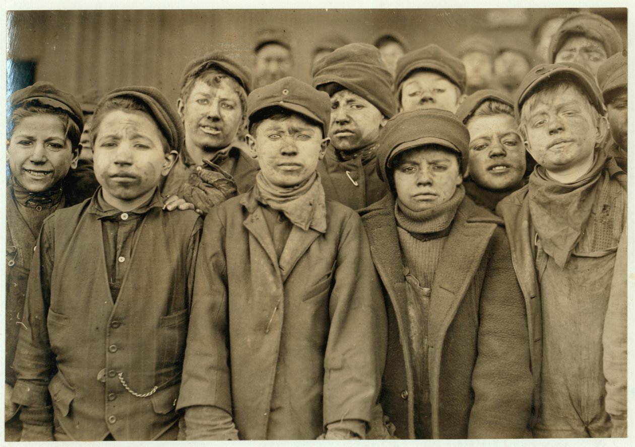 Breaker-gutter (som sorterer kull for hånd) ved Hughestown Borough Coal Co. Pittston, Pennsylvania, 1911 av Lewis Wickes Hine