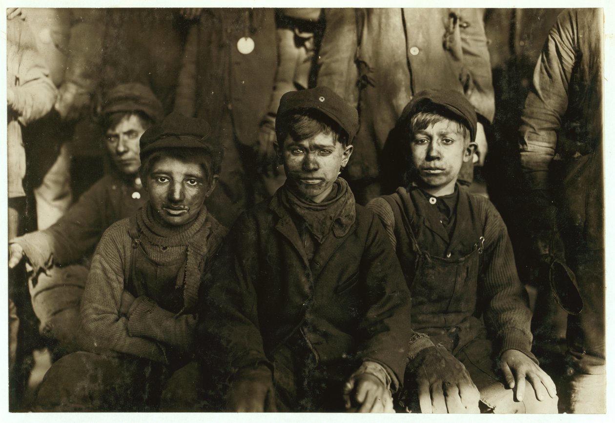 Breaker-gutter (som sorterer kull for hånd) ved Hughestown Borough Coal Co. Pittston, Pennsylvania, 1911 av Lewis Wickes Hine