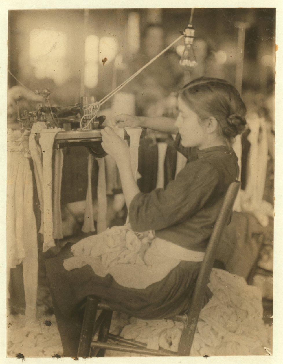 Cherokee Hosiery Mill, Roma, Georgia som bruker dreiere og løkkere i alderen 8 og 9, 1913 av Lewis Wickes Hine