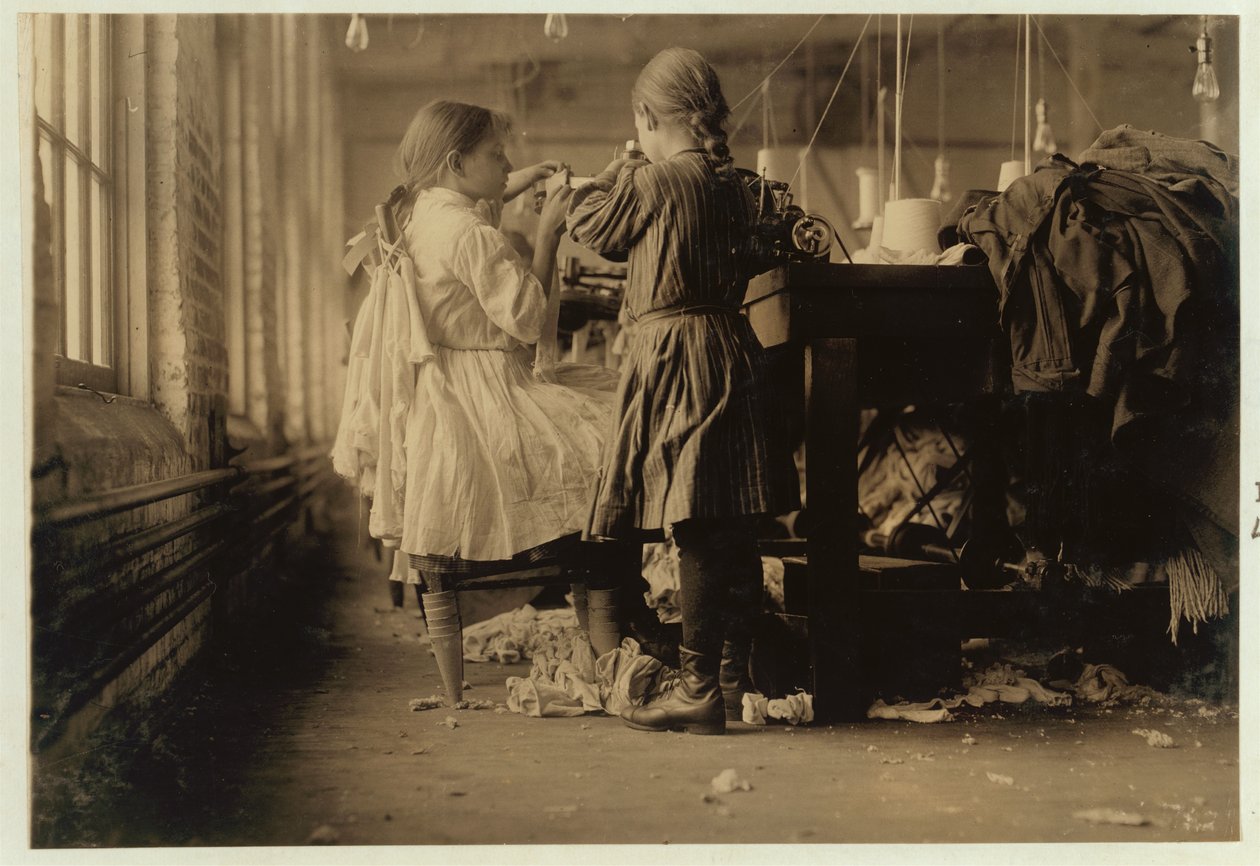 Barnetraveler og looper i Loudon Hosiery Mills, Tennessee, 1910 av Lewis Wickes Hine