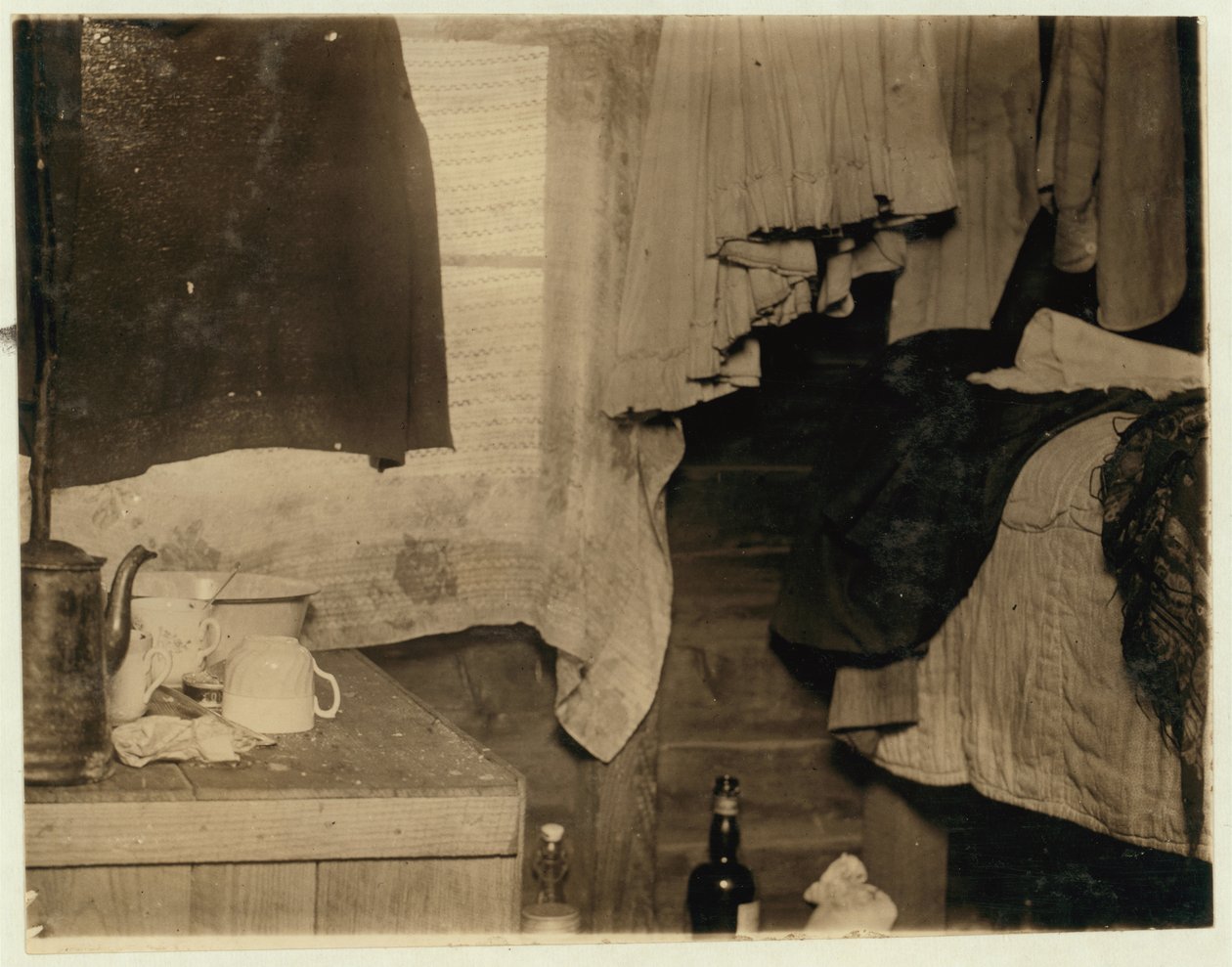 Hjørne av en hytte brukt av plukkere på Theodore Budd's Bog, Turkeytown, nær Pemberton, New Jersey, 1910 av Lewis Wickes Hine