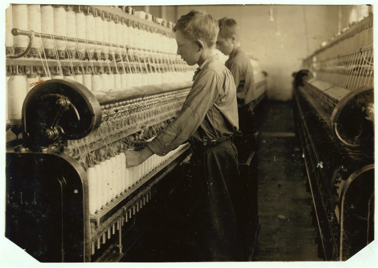 Doffers erstatter hele spoler ved Indian Orchard Cotton Mill, Massachusetts, 1916 av Lewis Wickes Hine