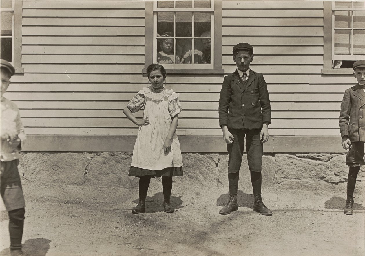 Edward St. Germain og hans søster Delia, møllearbeidere, Phoenix, Rhode Island, april 1909, 3379. av Lewis Wickes Hine