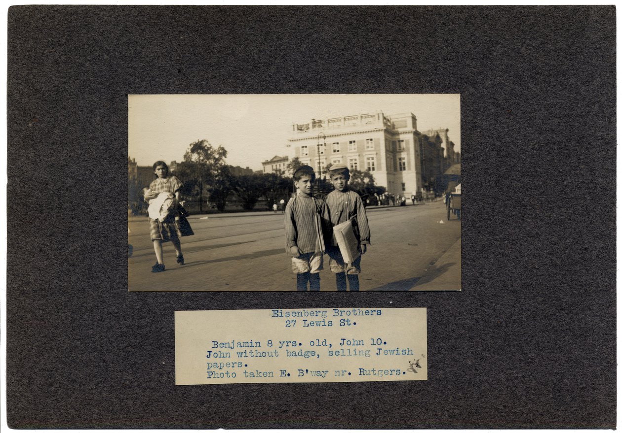 Eisenberg Brothers, 27 Lewis Street, New York City, ca. 1910-13 av Lewis Wickes Hine