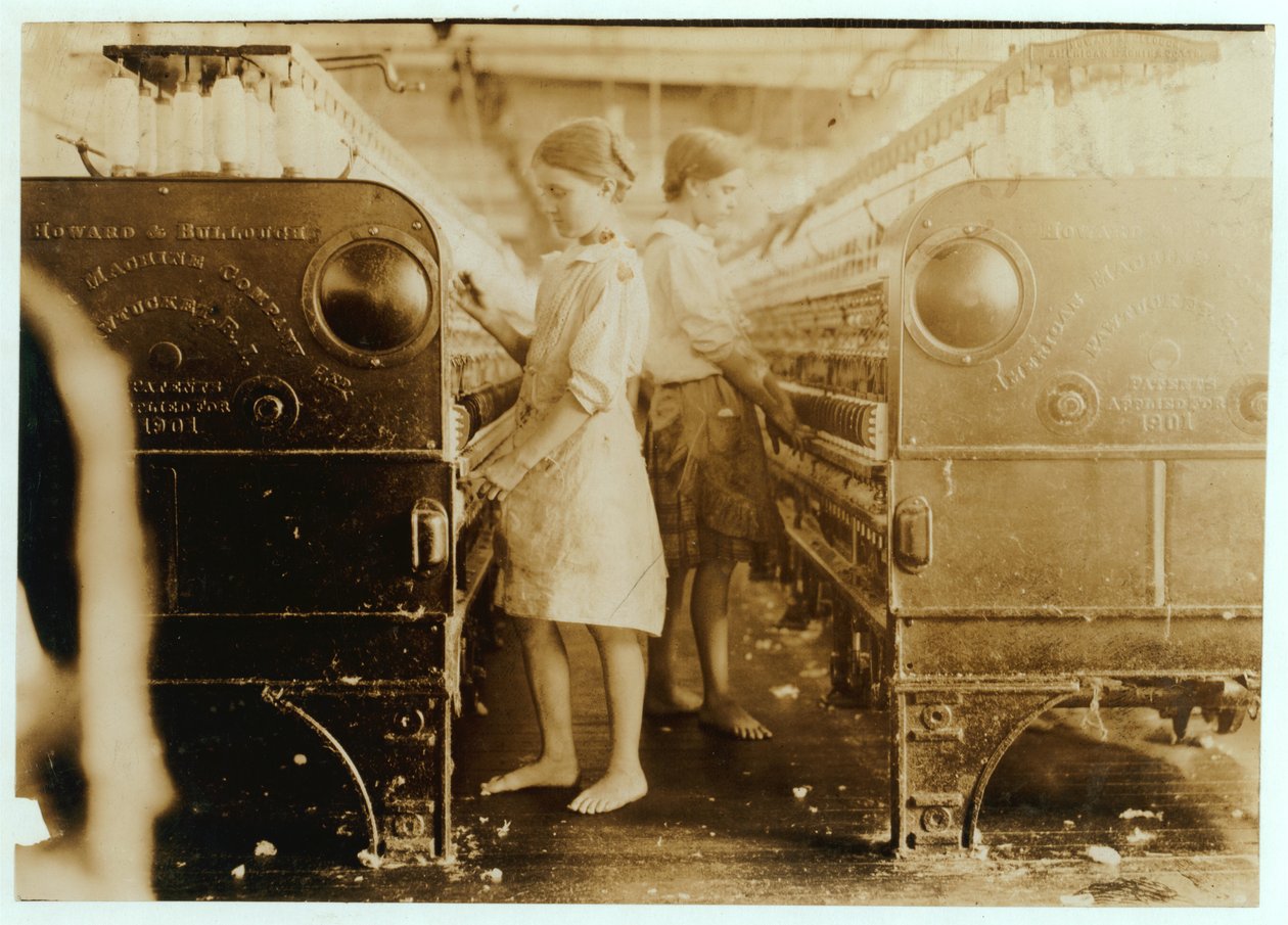 Elsie og Sadie som jobbet ved Yazoo City Yarn Mills, Mississippi sa at de var 13 år gamle, 1911 av Lewis Wickes Hine