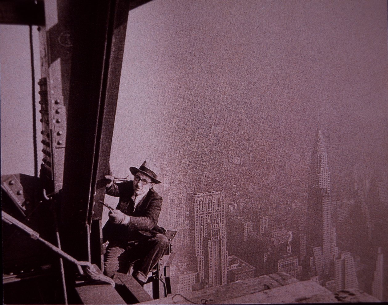 Empire State Building under bygging, viser en inspektør som sjekker arbeid av Lewis Wickes Hine