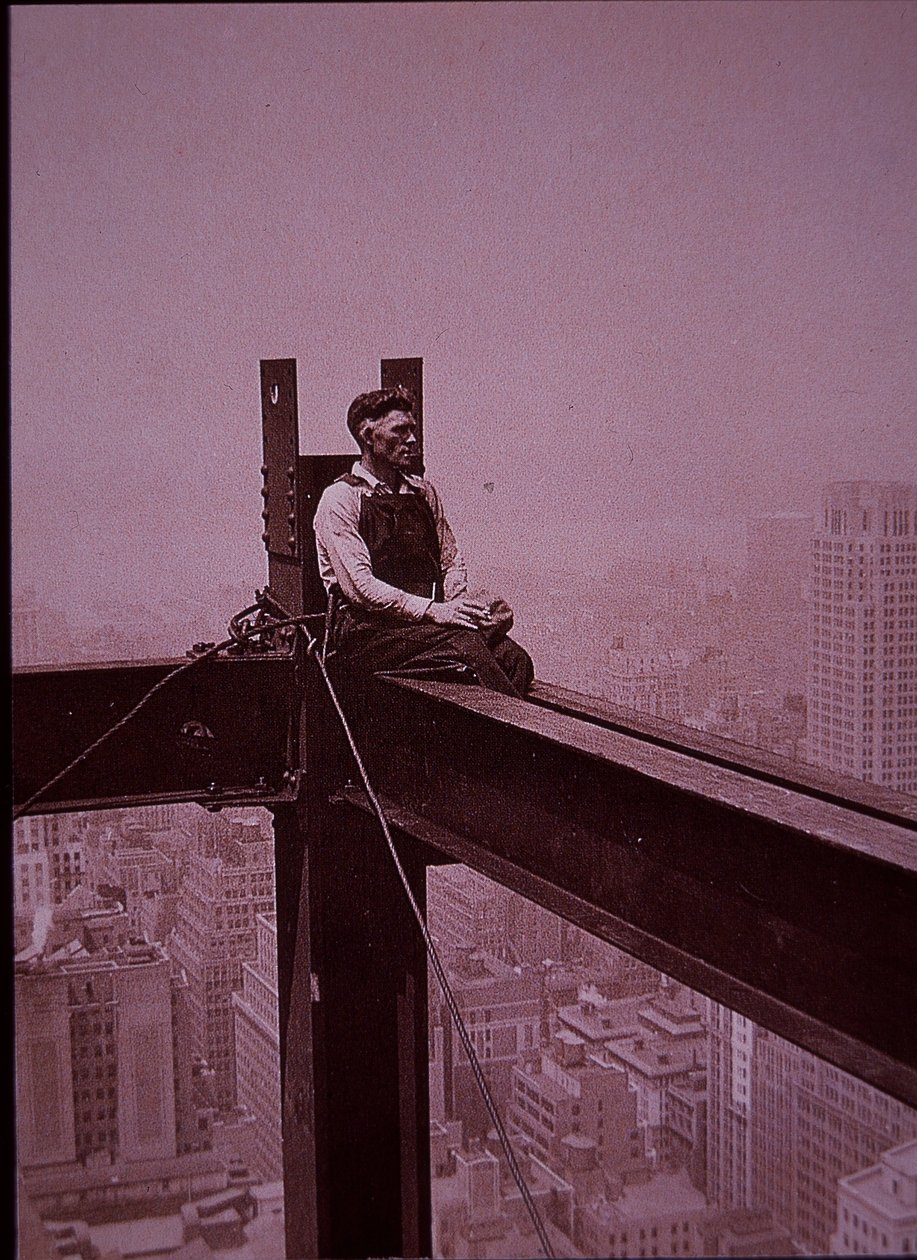Empire State Building under bygging, viser en arbeider som tar en pause av Lewis Wickes Hine