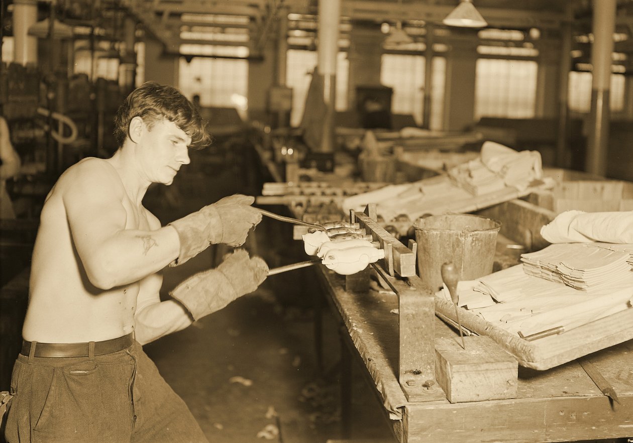 Fabrikkarbeider ved Paragon Rubber Company, Massachusetts. 1936 av Lewis Wickes Hine