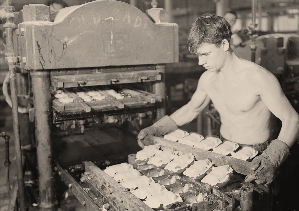 Fabrikkarbeider ved Paragon Rubber Company, Massachusetts. 1936 av Lewis Wickes Hine