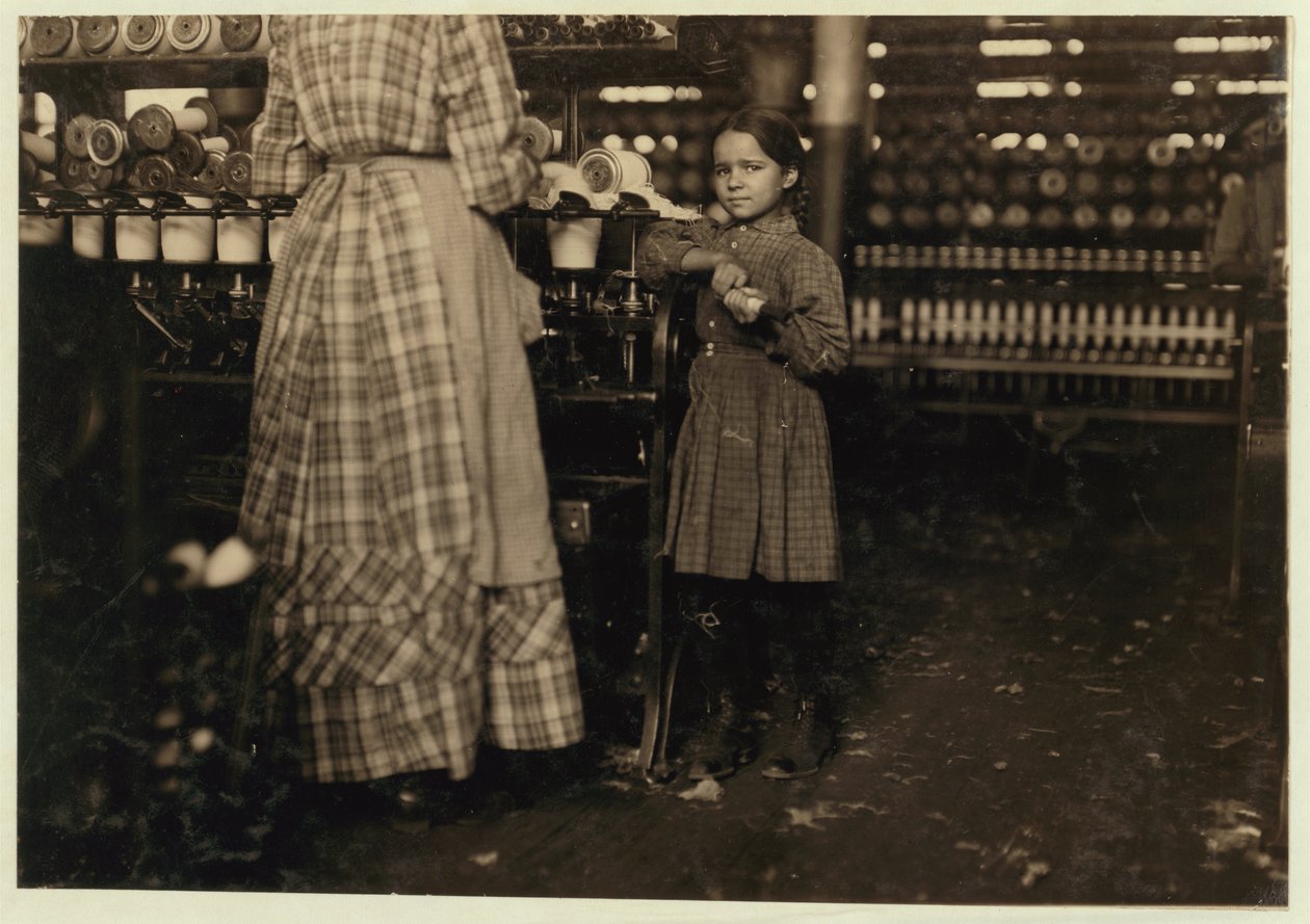 Fannie, 48 tommer høy, 7 år gammel, et av 19 barn som hjelper søsteren hennes i Elk Mills, Fayetteville, Tennessee, 1910 av Lewis Wickes Hine