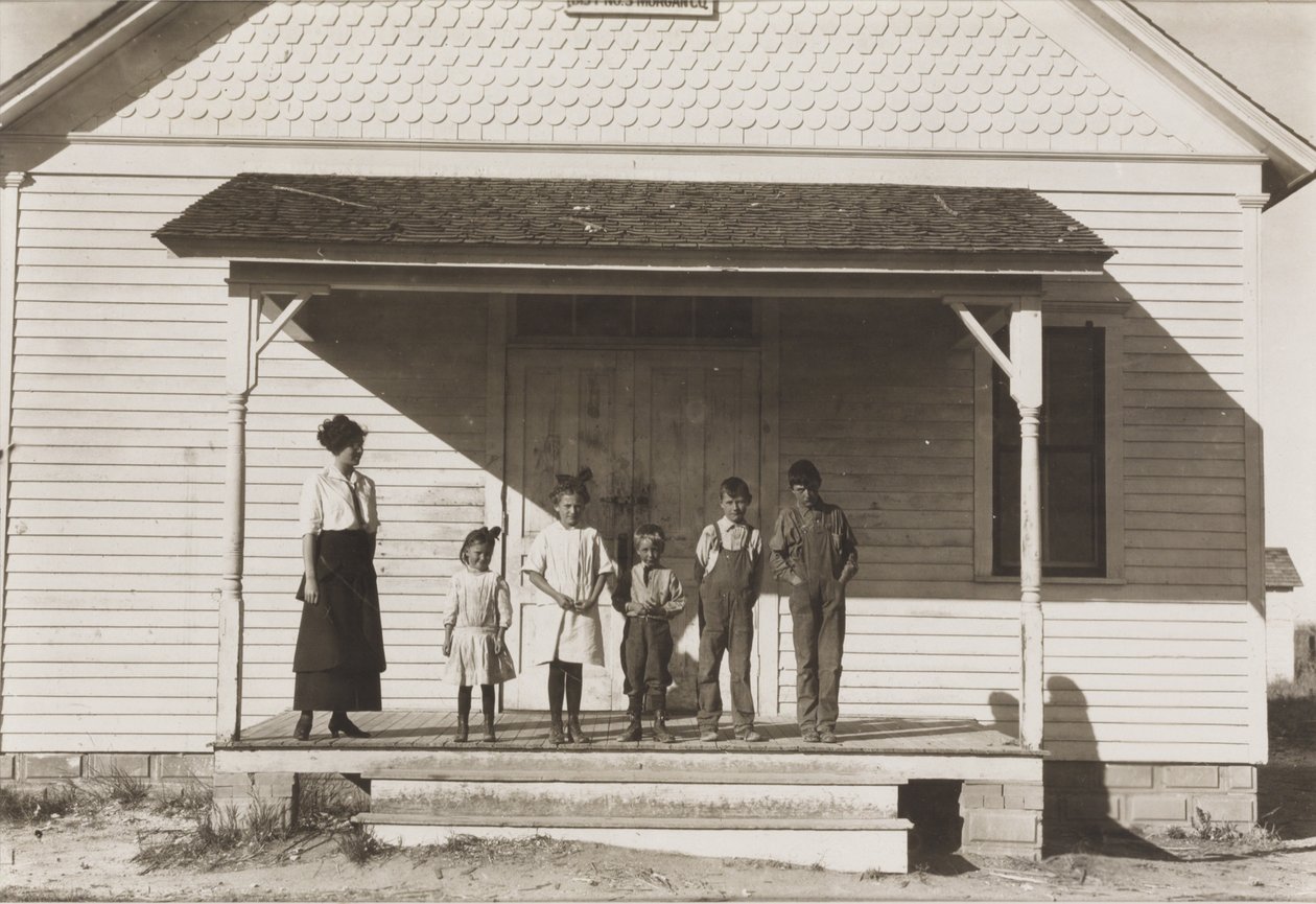 Fem elever til stede ved skole nr. 6, distrikt 3, Fort Michigan, Colorado, 1915 av Lewis Wickes Hine