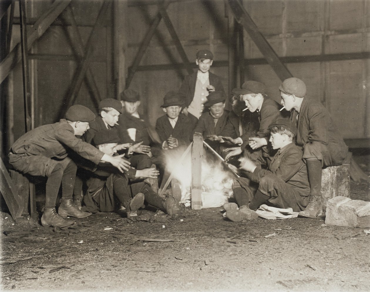 Gang of Newsboys klokken 22:00, 1910 av Lewis Wickes Hine