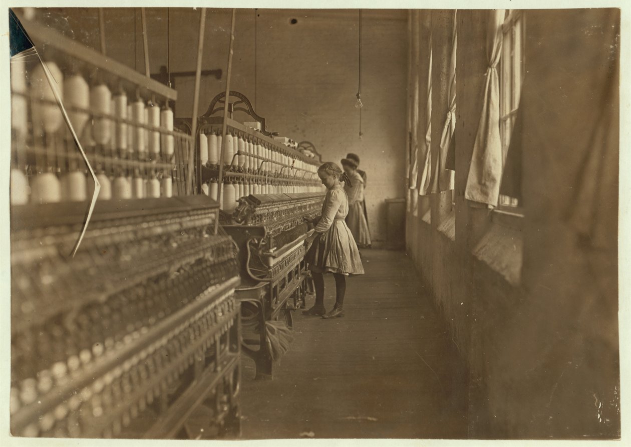 Hattie Hunter, en spinner i Lancaster Cotton Mills, South Carolina, hvor hun har jobbet i 3 år, 1908 av Lewis Wickes Hine
