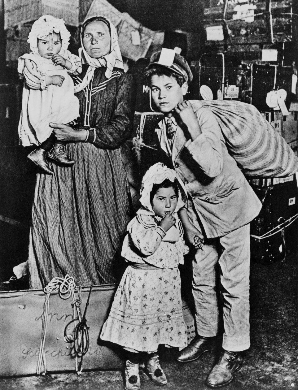 Innvandrere som ankom Ellis Island på begynnelsen av 1900-tallet (s/hvitt-bilde) av Lewis Wickes Hine