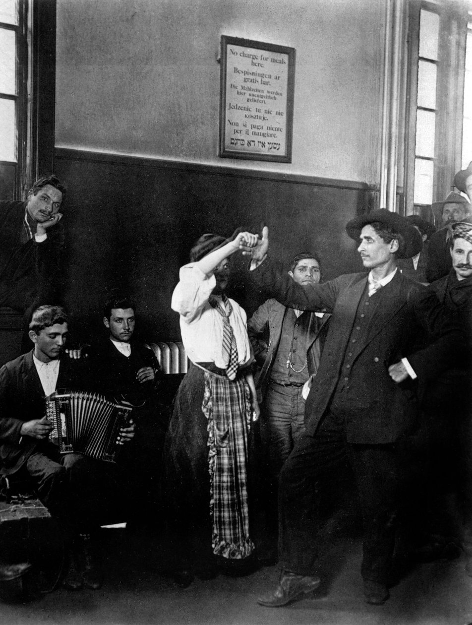Innvandrere på Ellis Island av Lewis Wickes Hine