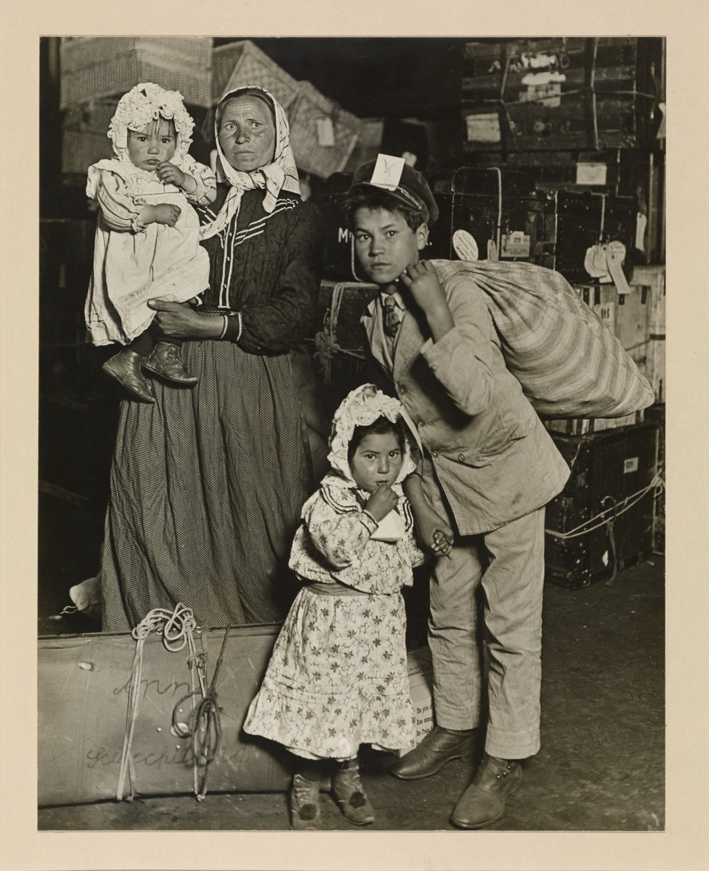 Italiensk familie på jakt etter tapt bagasje, Ellis Island av Lewis Wickes Hine