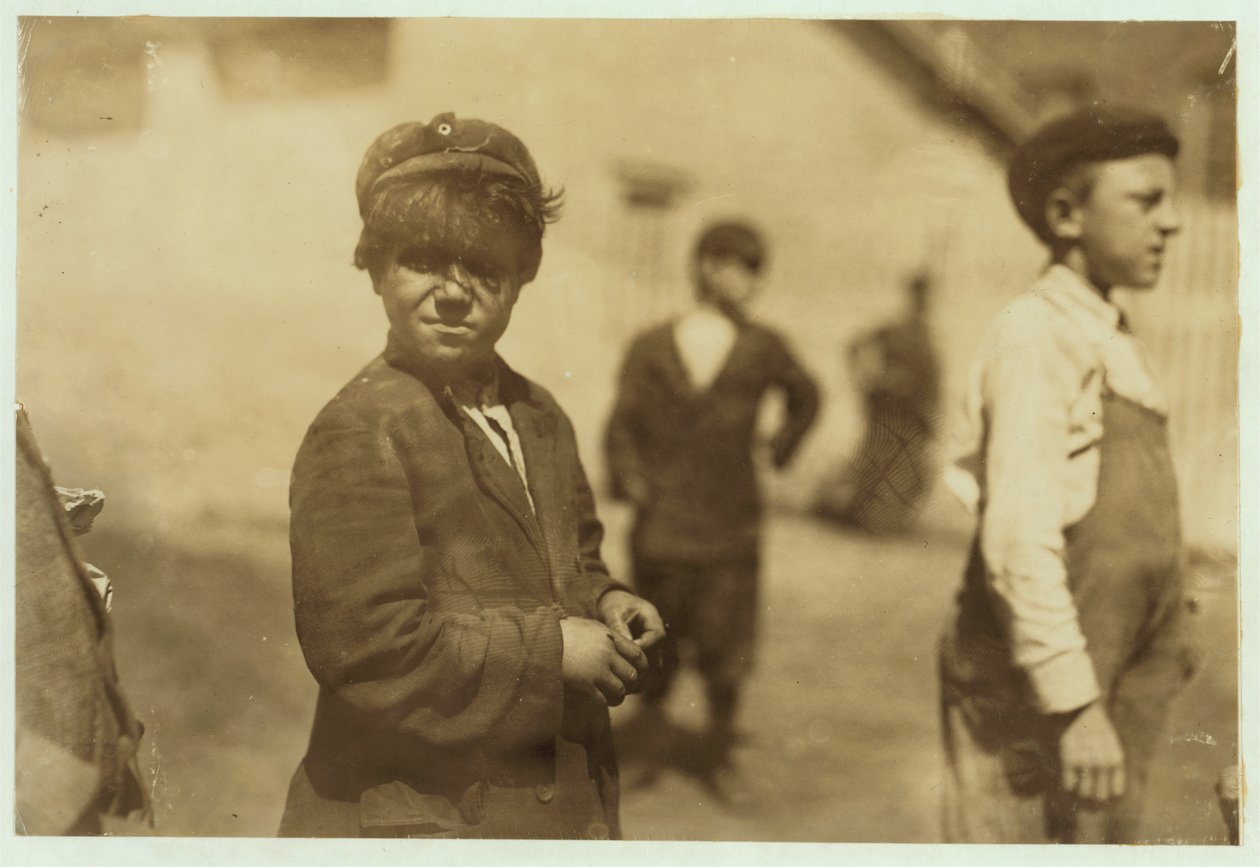 Joe (Jose) Mello, 8 eller 9 år, jobber som feiemaskin i New Bedford, Massachusetts, 1911. av Lewis Wickes Hine