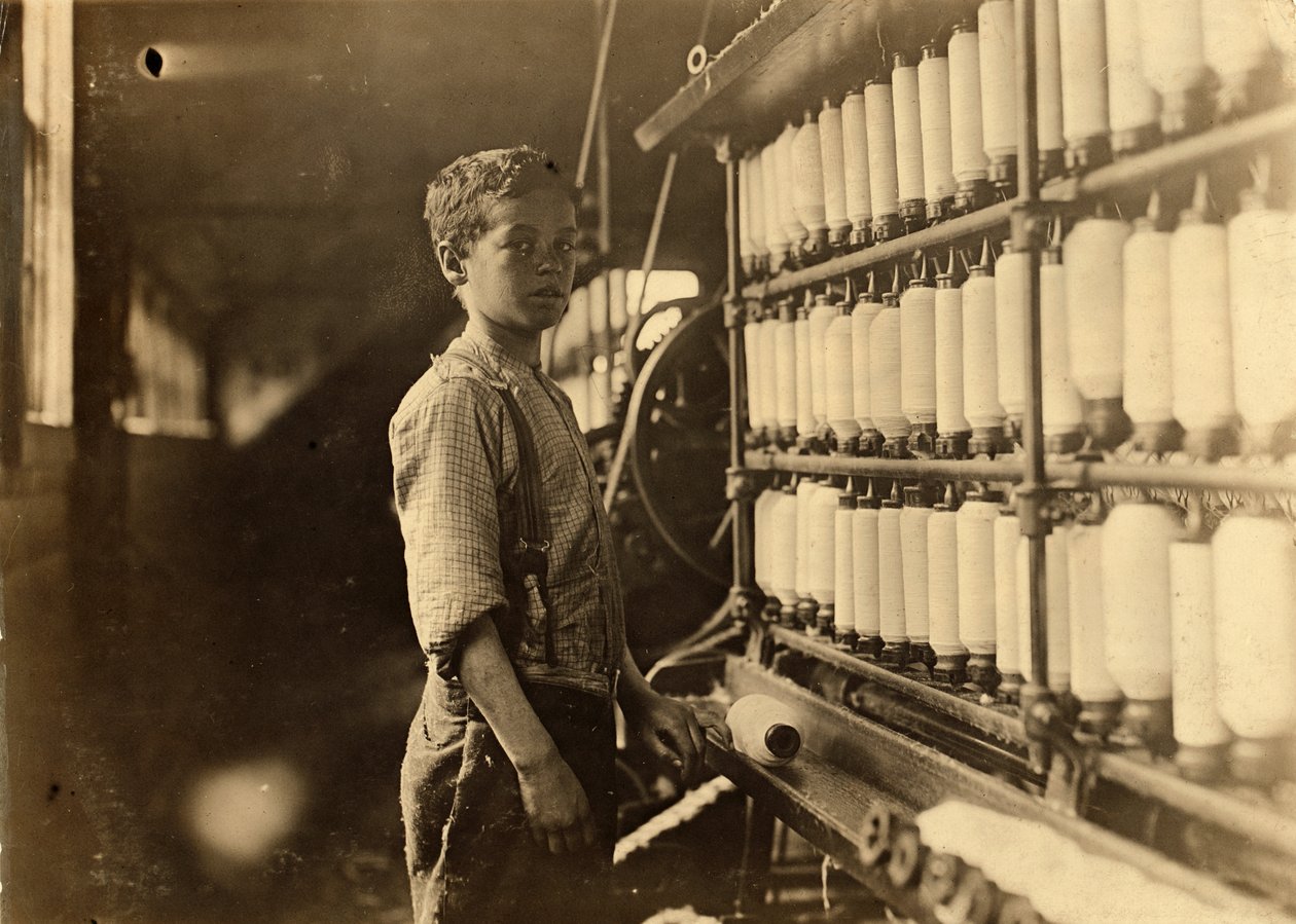 John Dempsey, 11 eller 12 år gammel, lørdagsarbeider i muldyrspinnrommet ved Jackson Mill, Fiskeville, Rhode Island, 1909 av Lewis Wickes Hine