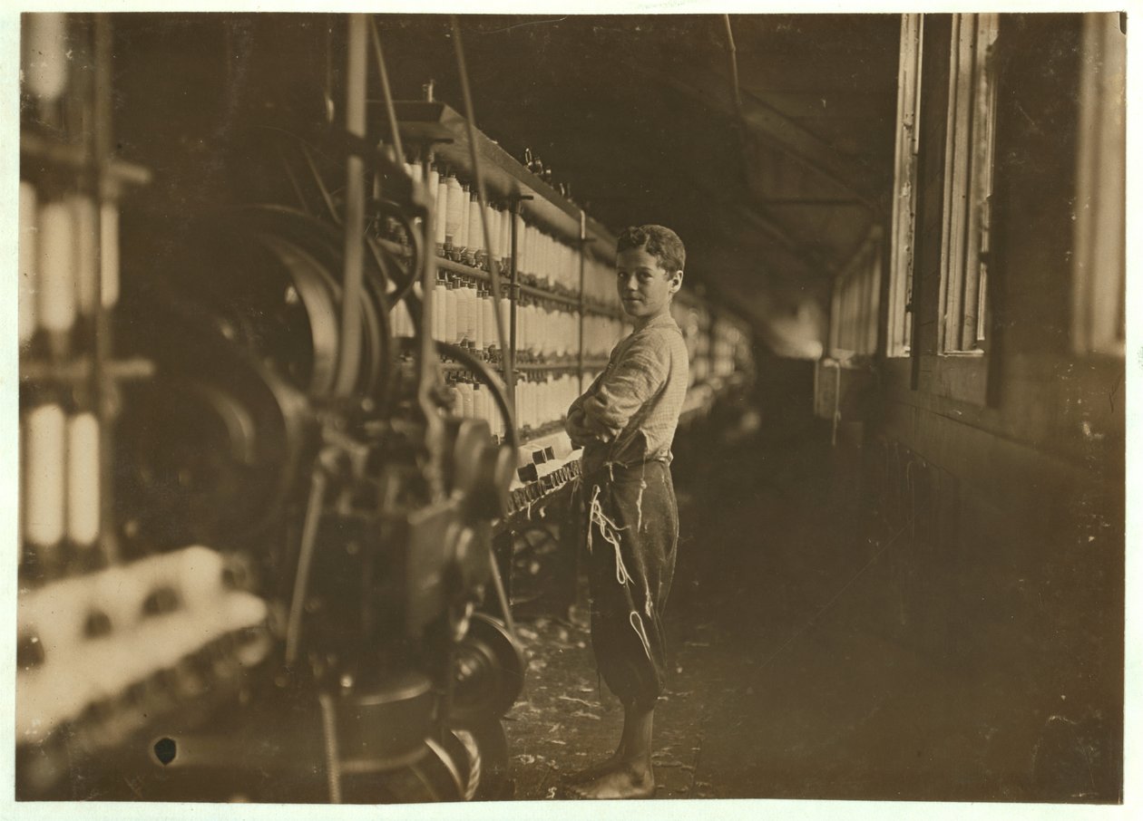 John Dempsey, 11 eller 12 år gammel, lørdagsarbeider i muldyrspinnrommet ved Jackson Mill, Fiskeville, Rhode Island, 1909 av Lewis Wickes Hine