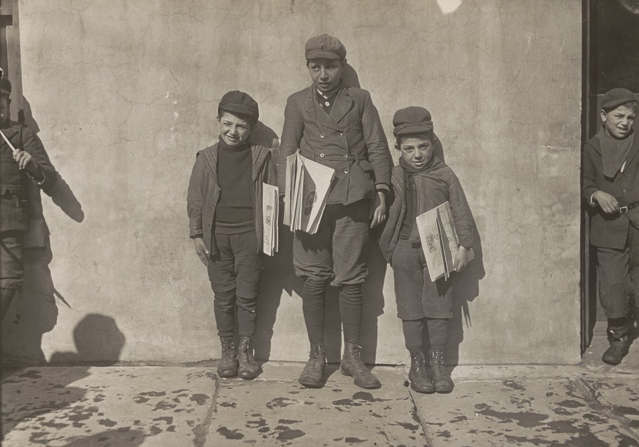 John Pento, 14 år, Daniel og Angelo Pento, 7 år, selger aviser, Hartford, Connecticut av Lewis Wickes Hine