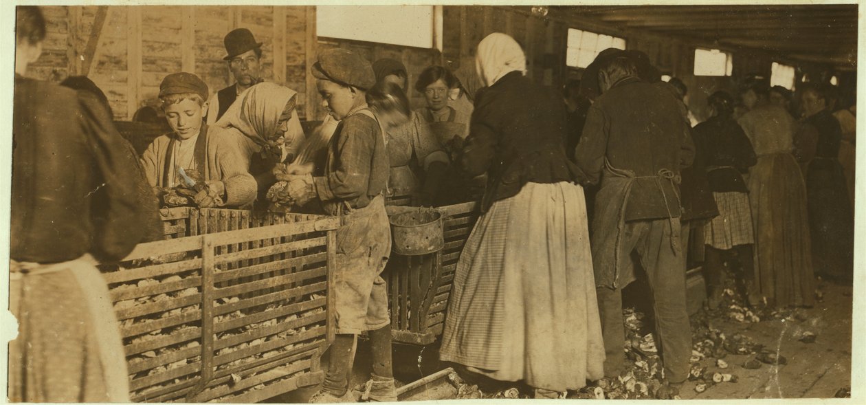 Johnnie, østers-shucker på 9 år overvåket av sjefen (med pipe) for shucking-skuret i Dunbar, Louisiana, 1911 av Lewis Wickes Hine