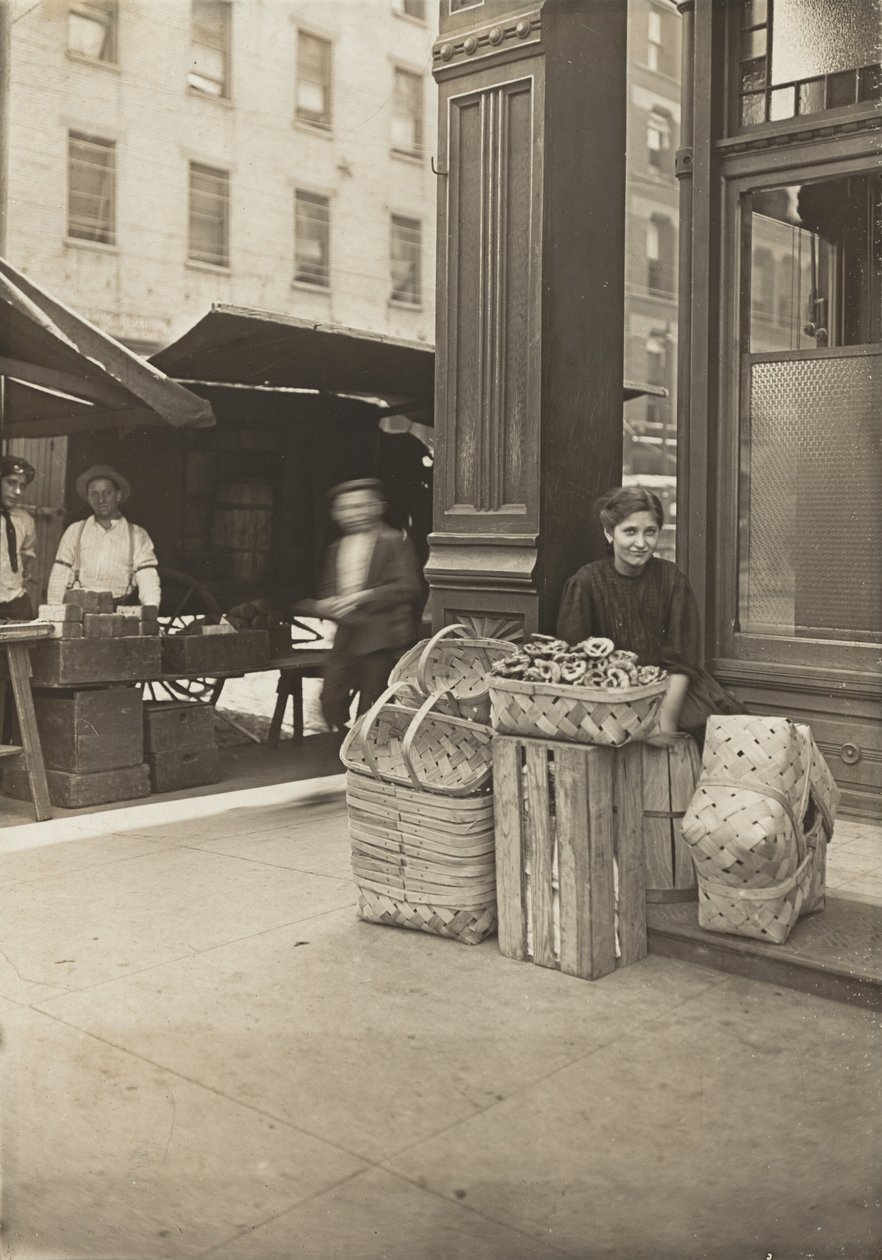 Lena Lochiavo - 11 år gammel, selger av kurver (og pretzeler), på Sixth Street Market foran inngangen til en saloon, Cincinnati, Ohio av Lewis Wickes Hine