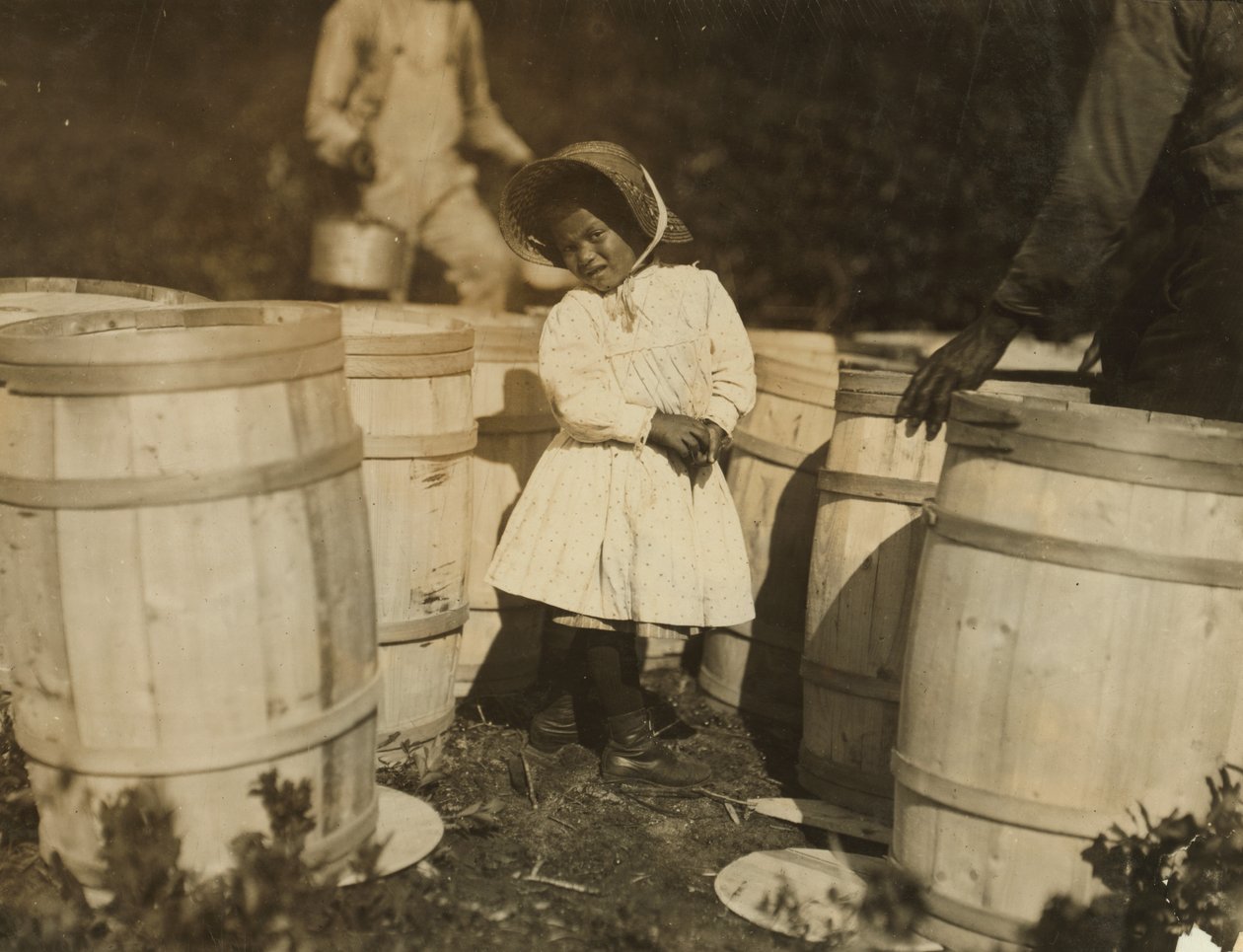 Mary Christmas, bare 3, laget for å plukke tranebær sølt på tønnene av bestefaren hennes, Week's Bog, Falmouth, Massachusetts, 1911 av Lewis Wickes Hine