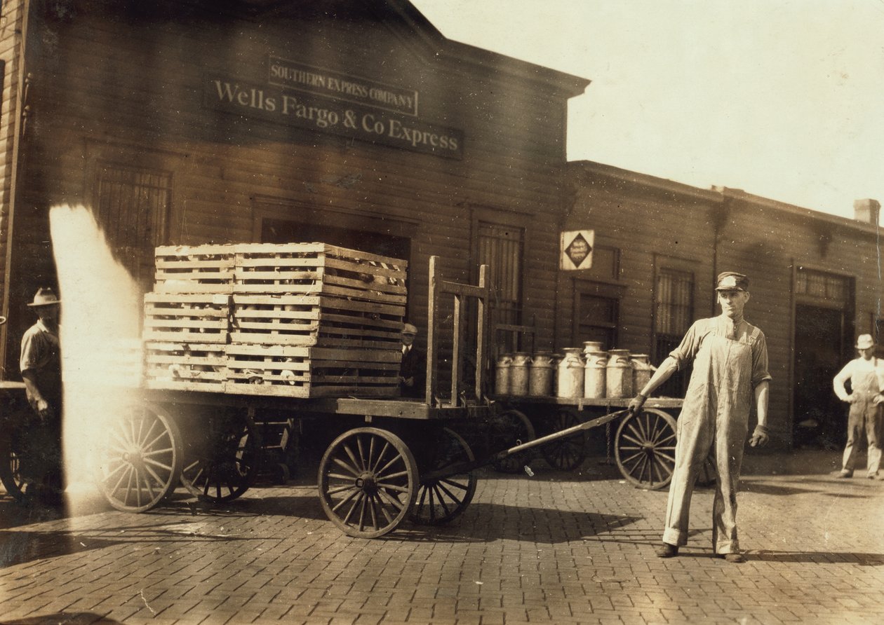 Menn foran et Wells Fargo und Co Express-depot med kasser og melkebokser, Springfield, Missouri, 1916 av Lewis Wickes Hine