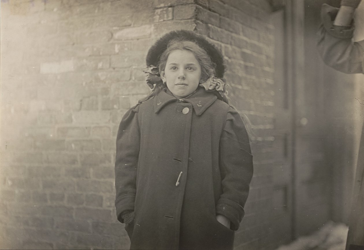 Mery Horn, en pukkelryggstilstand forverret av den tunge lasten med papirer hun bar..., mars 1909. av Lewis Wickes Hine