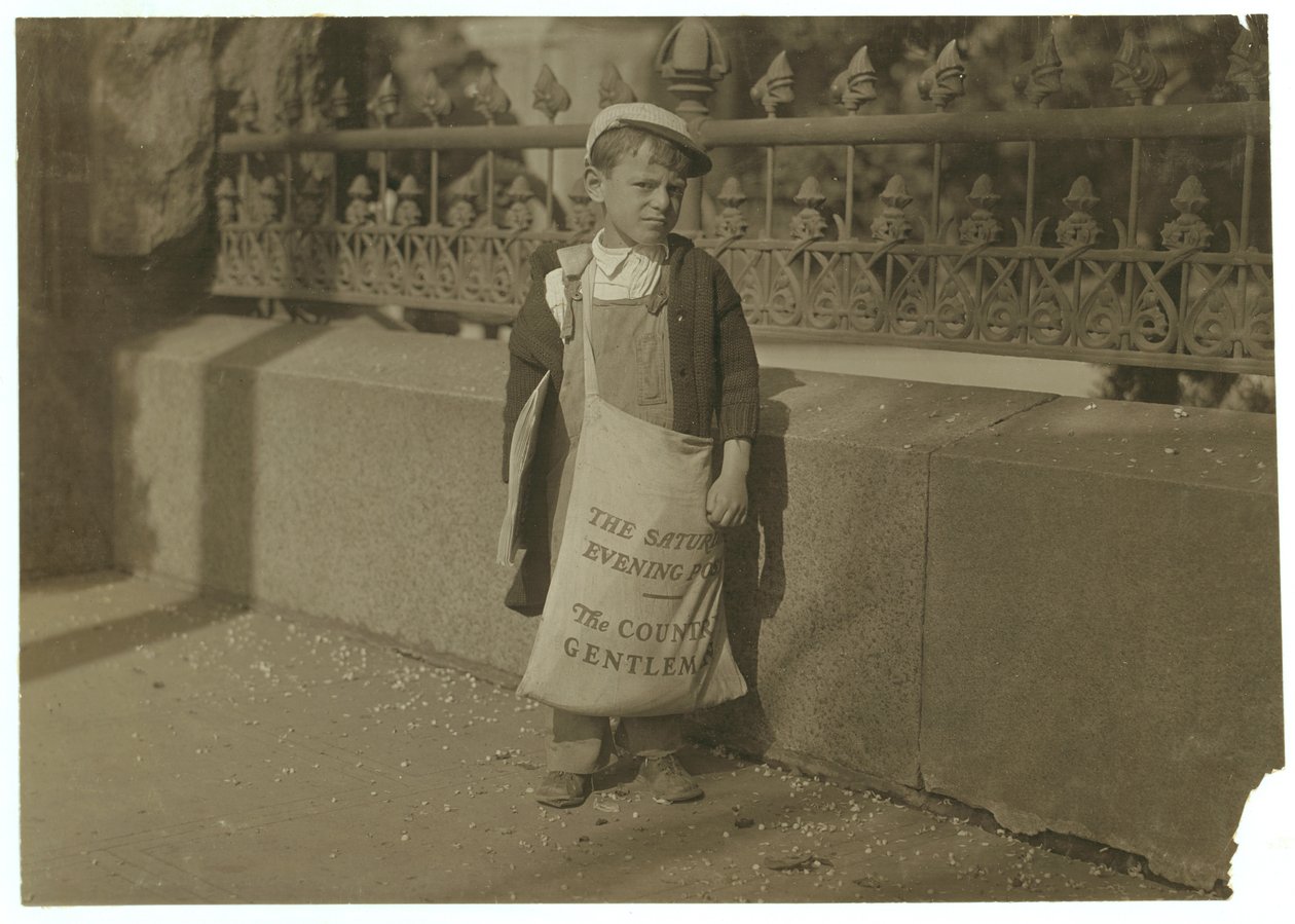 Newsboy Freddie Kafer, 5 eller 6 år gammel, selger Saturday Evening Posts ved inngangen til State Capitol, Sacramento, California, 1915 av Lewis Wickes Hine