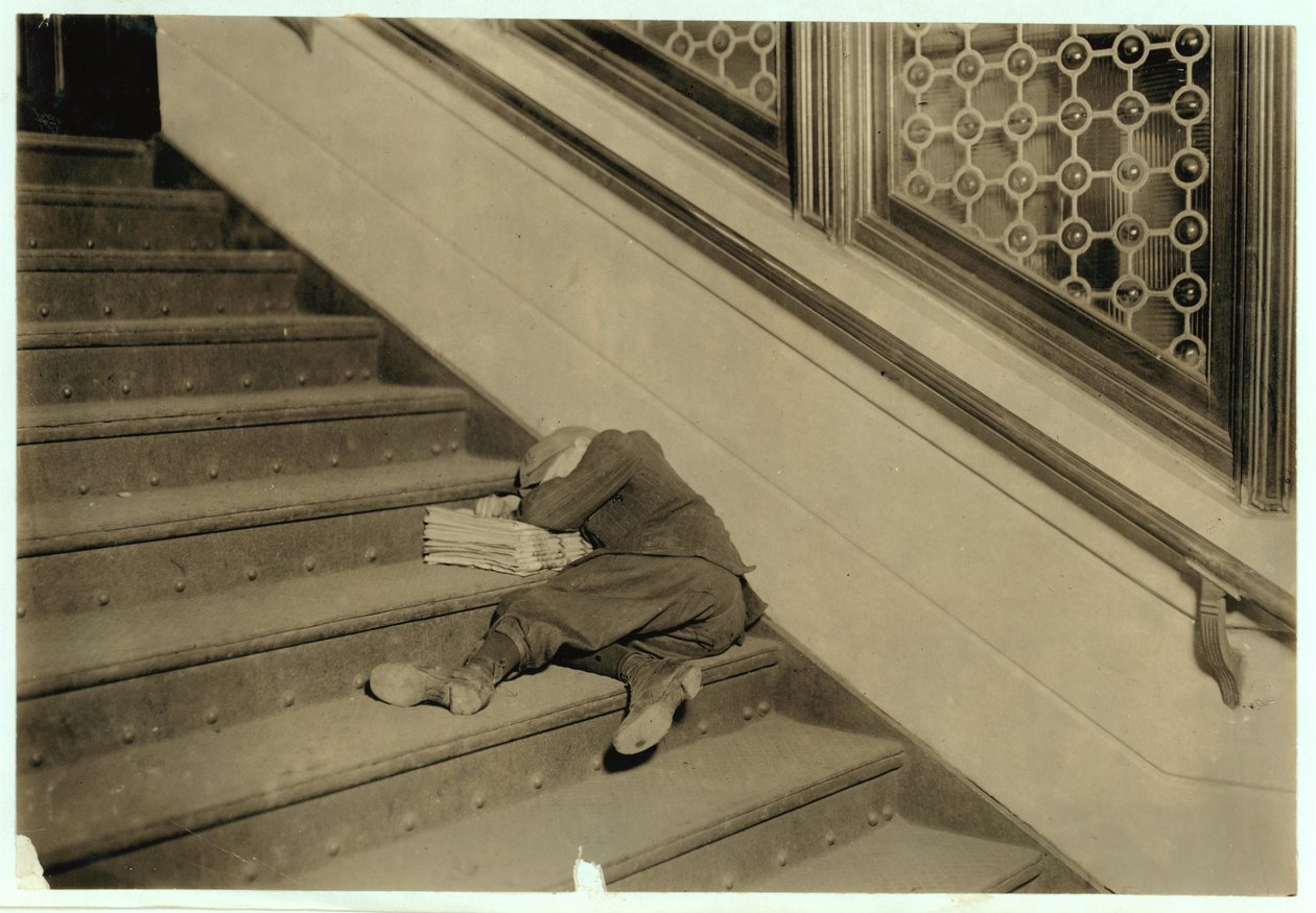 Newsboy sov med papirene sine i Jersey City, New Jersey, 1912 av Lewis Wickes Hine