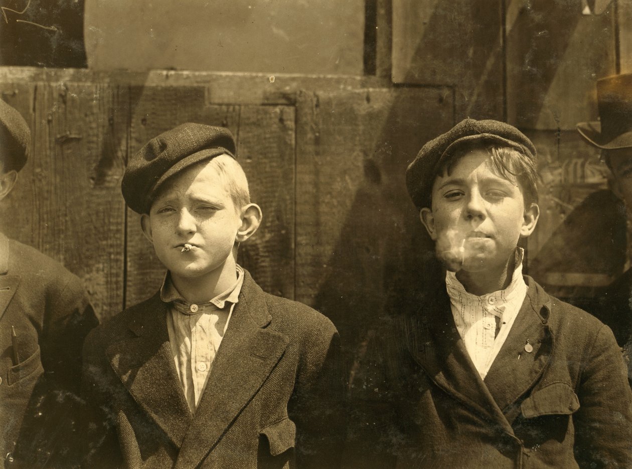 Newsboys tar en sigarettpause, St. Louis, Missouri. 1910 av Lewis Wickes Hine