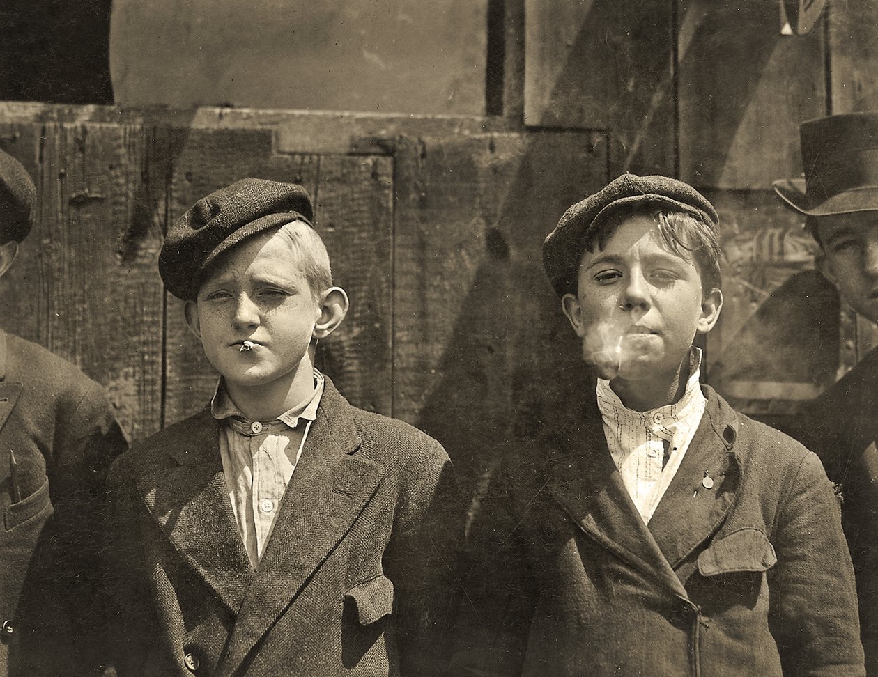 Newsboys tar en sigarettpause, St. Louis, Missouri. 1910 av Lewis Wickes Hine