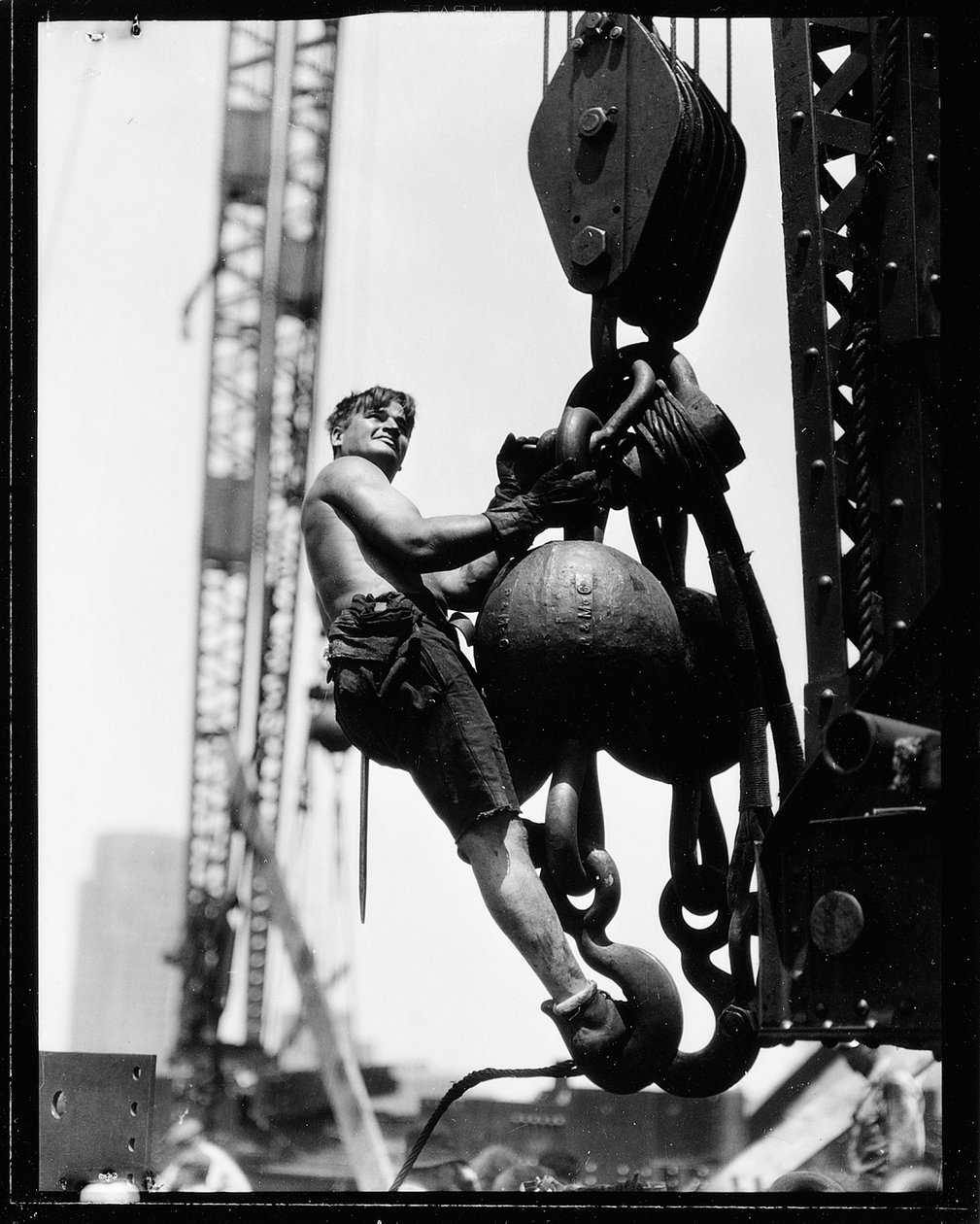 On the Hoist, Empire State Building, 1931 av Lewis Wickes Hine