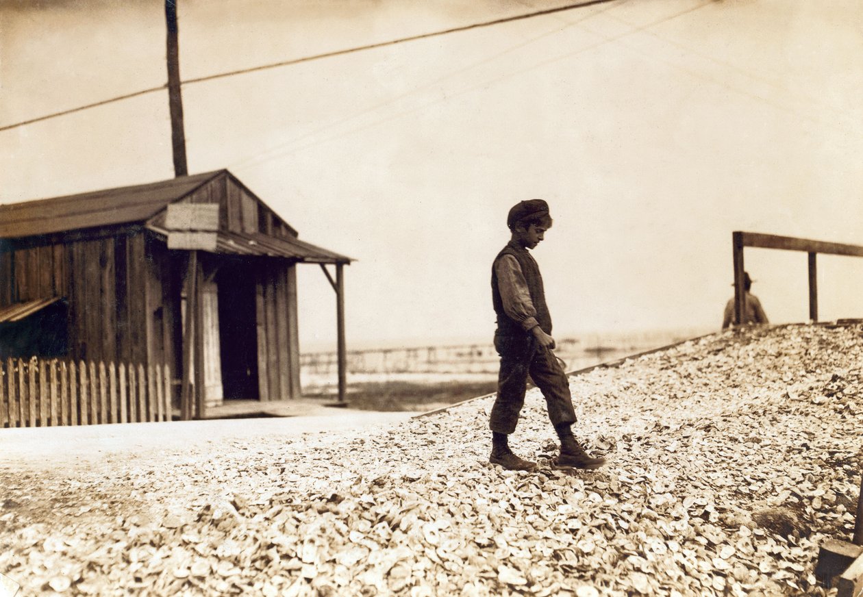 En av de unge østers-shuckerne, Pass Christian, Mississippi, februar 1911 (sepia-bilde) av Lewis Wickes Hine