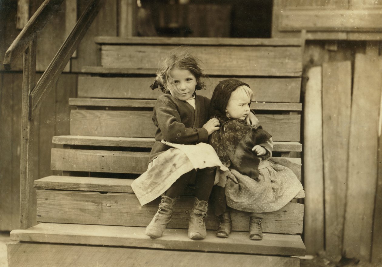 Portrett av ung jente som tar vare på babysøster mens resten av familien jobber på Local Cannery, Bayou La Batre, Alabama, USA, ca. 1911 av Lewis Wickes Hine