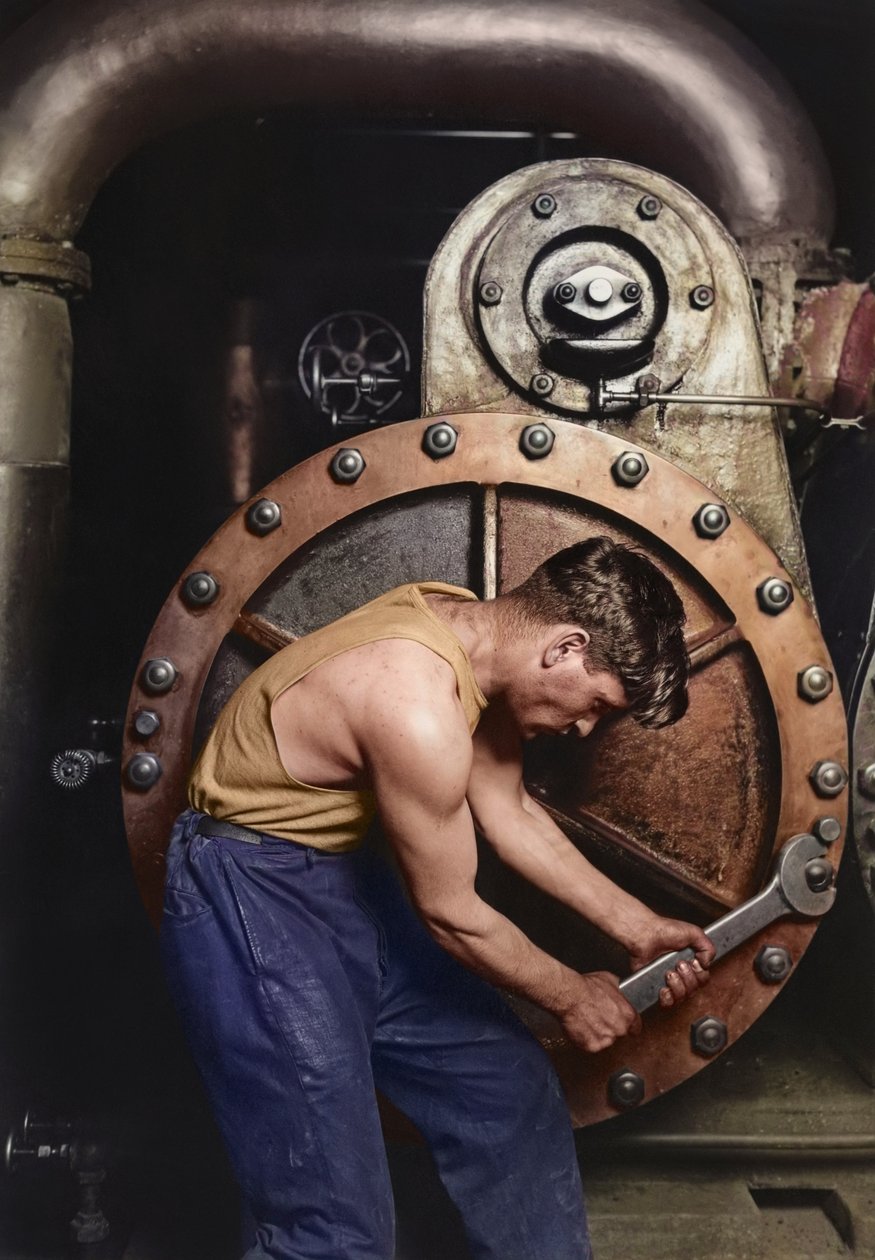 Krafthusmekaniker jobber med damppumpe ca. 1920 (farget bilde) av Lewis Wickes Hine