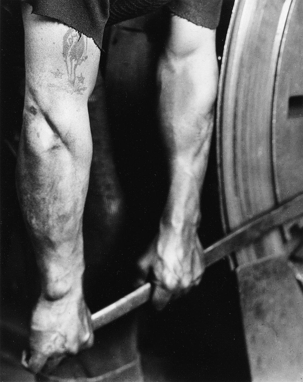 Railroad Worker - Tightening Wheel, 1925, trykt 1931 av Lewis Wickes Hine