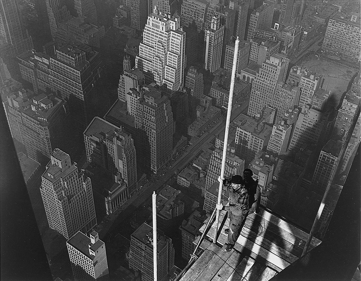 Raising the Mast, The Empire State Building, 1939 av Lewis Wickes Hine