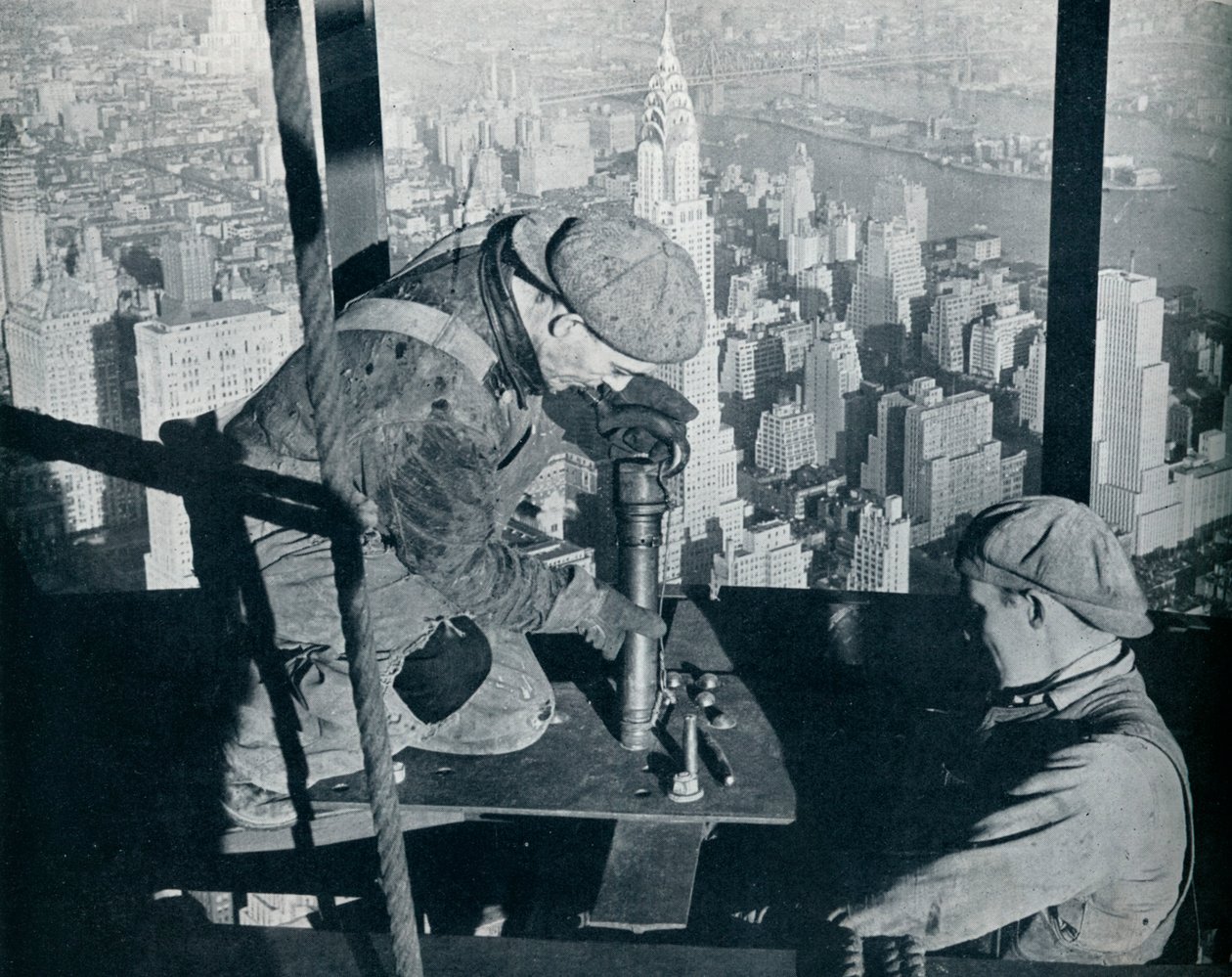 Fester de siste boltene på The Morning Mast of the Empire State Building, c1931 av Lewis Wickes Hine