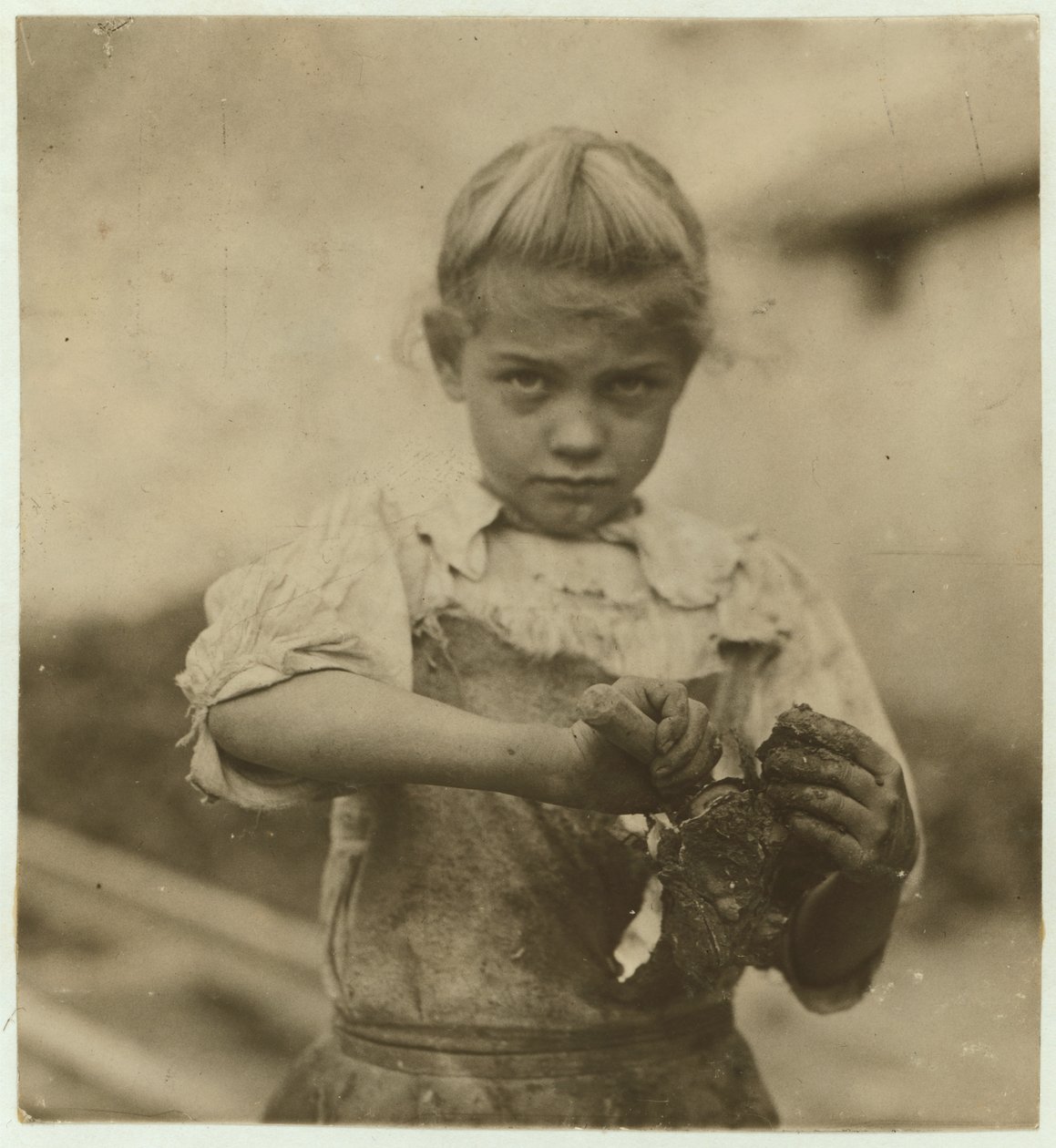 Rosie, 7 år gammel, analfabet, jobbet det andre året som østers-shucker ved Varn und Platt Canning Company, Bluffton, South Carolina, 1913 av Lewis Wickes Hine