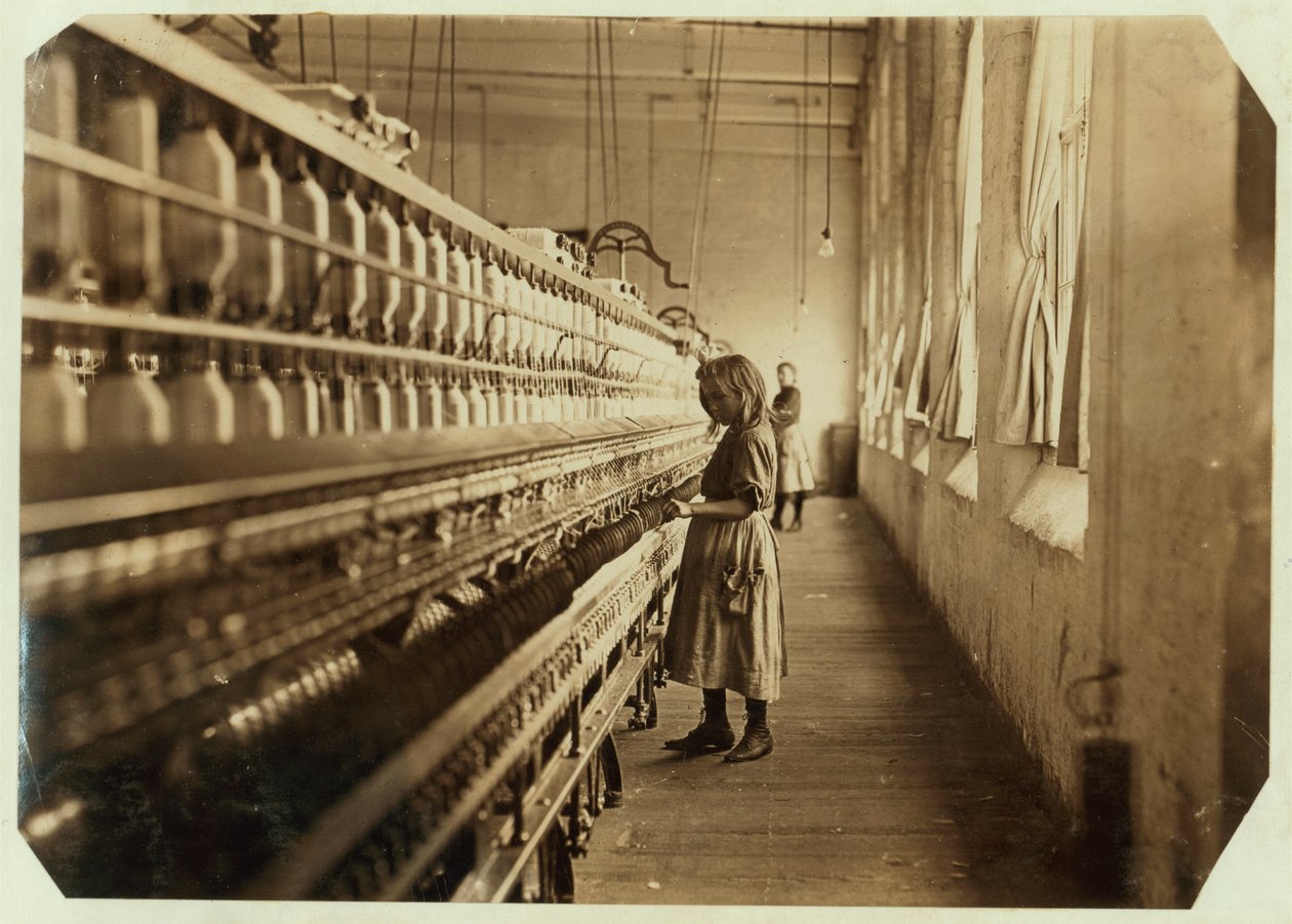 Sadie Pfeifer, bare 4 fot høy, har jobbet i 6 måneder ved Lancaster Cotton Mills, South Carolina, 1908 av Lewis Wickes Hine