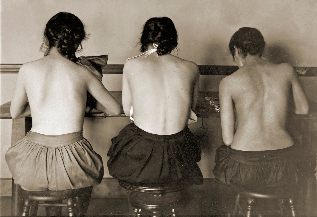 Symaskinjenter, ca. 1917 av Lewis Wickes Hine