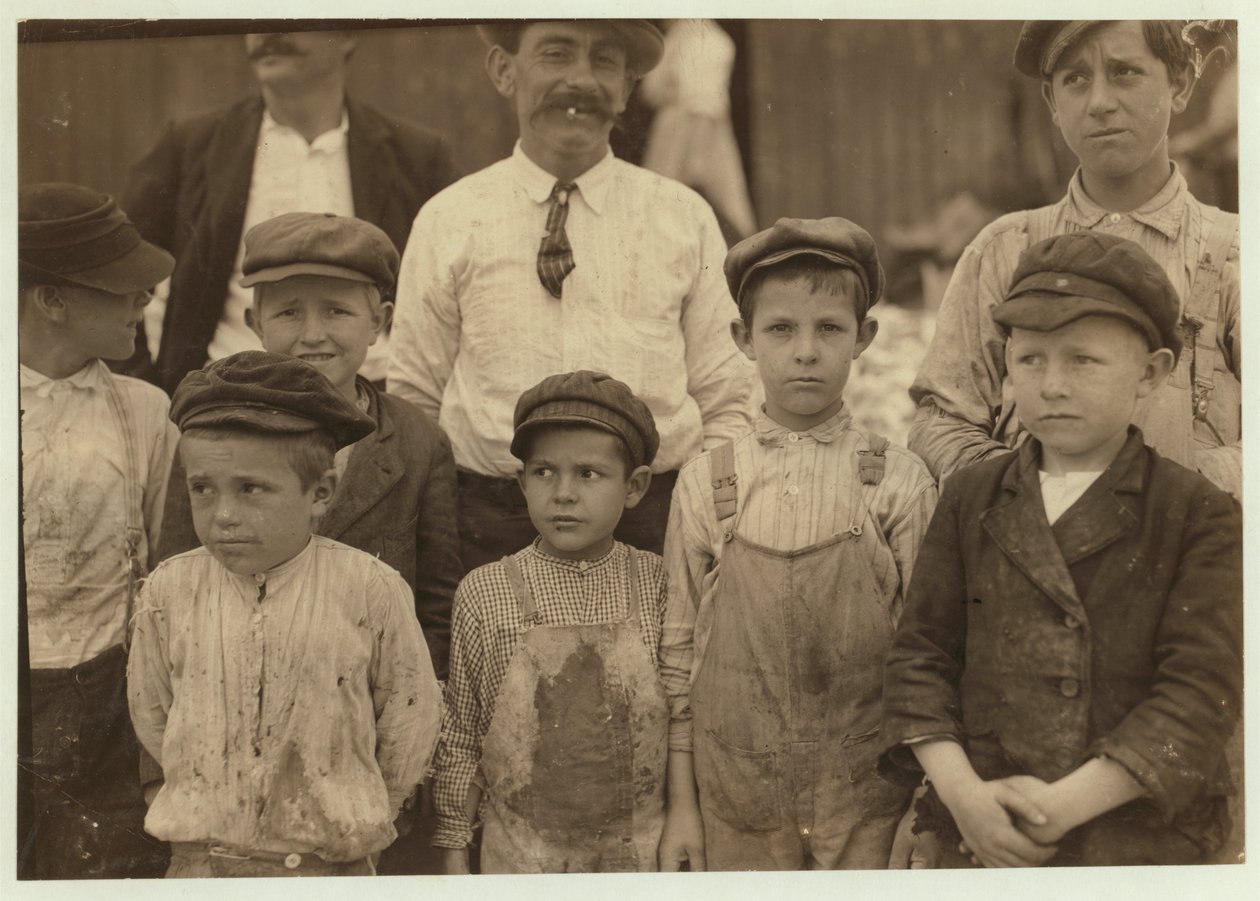 Rekeplukkere så unge som 5 og 8 år på Dunbar, Lopez, Dukate Co, Biloxi, Mississippi, 1911 av Lewis Wickes Hine