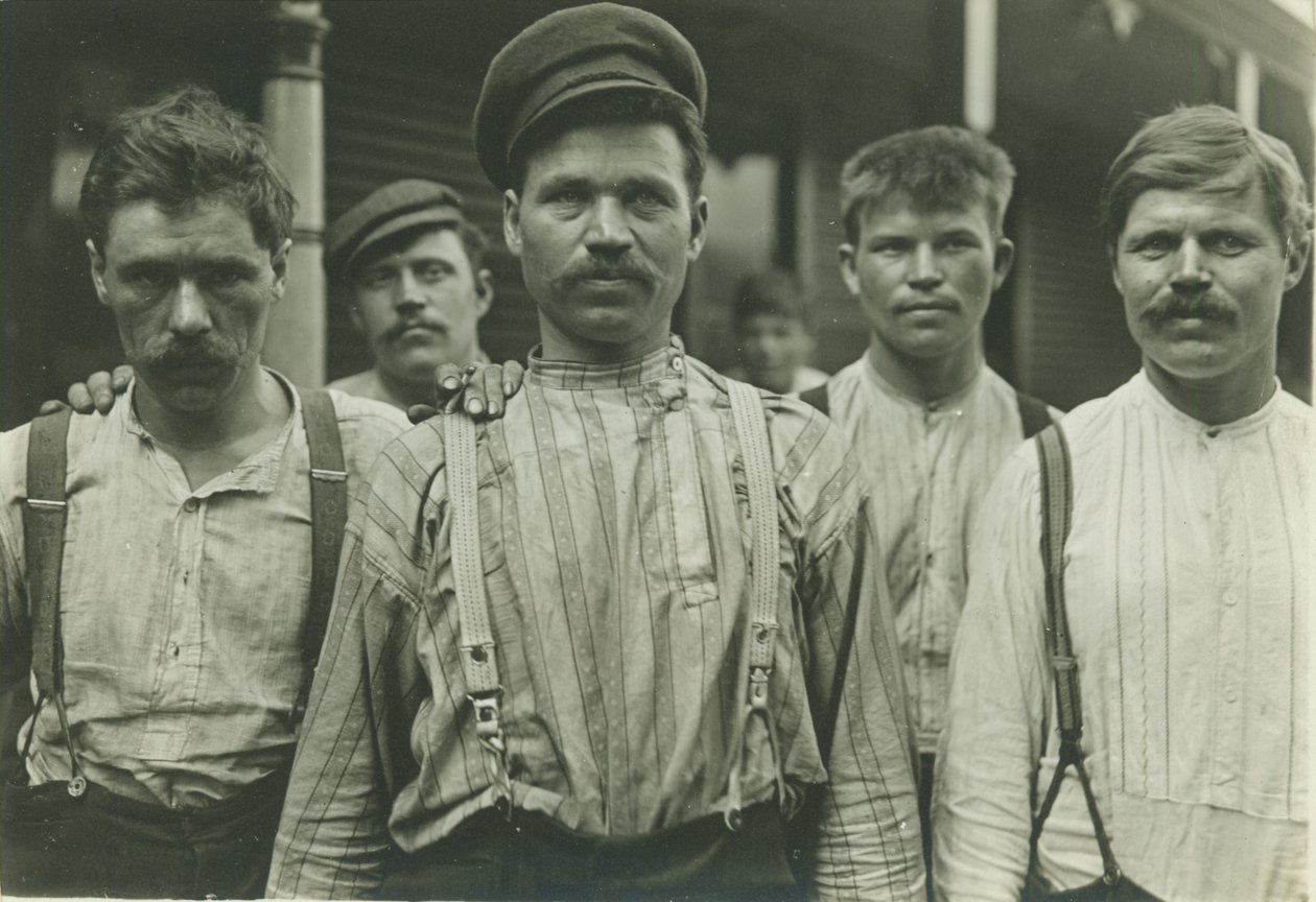 Stålarbeidere ved Russian Boarding House, Homestead, Pennsylvania, 1907-8 (gelatinsølvtrykk) av Lewis Wickes Hine